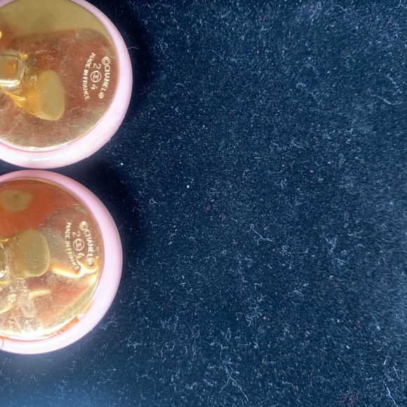 CHANEL Vintage Resin CC Clip-On Earrings - Picture 4 of 6